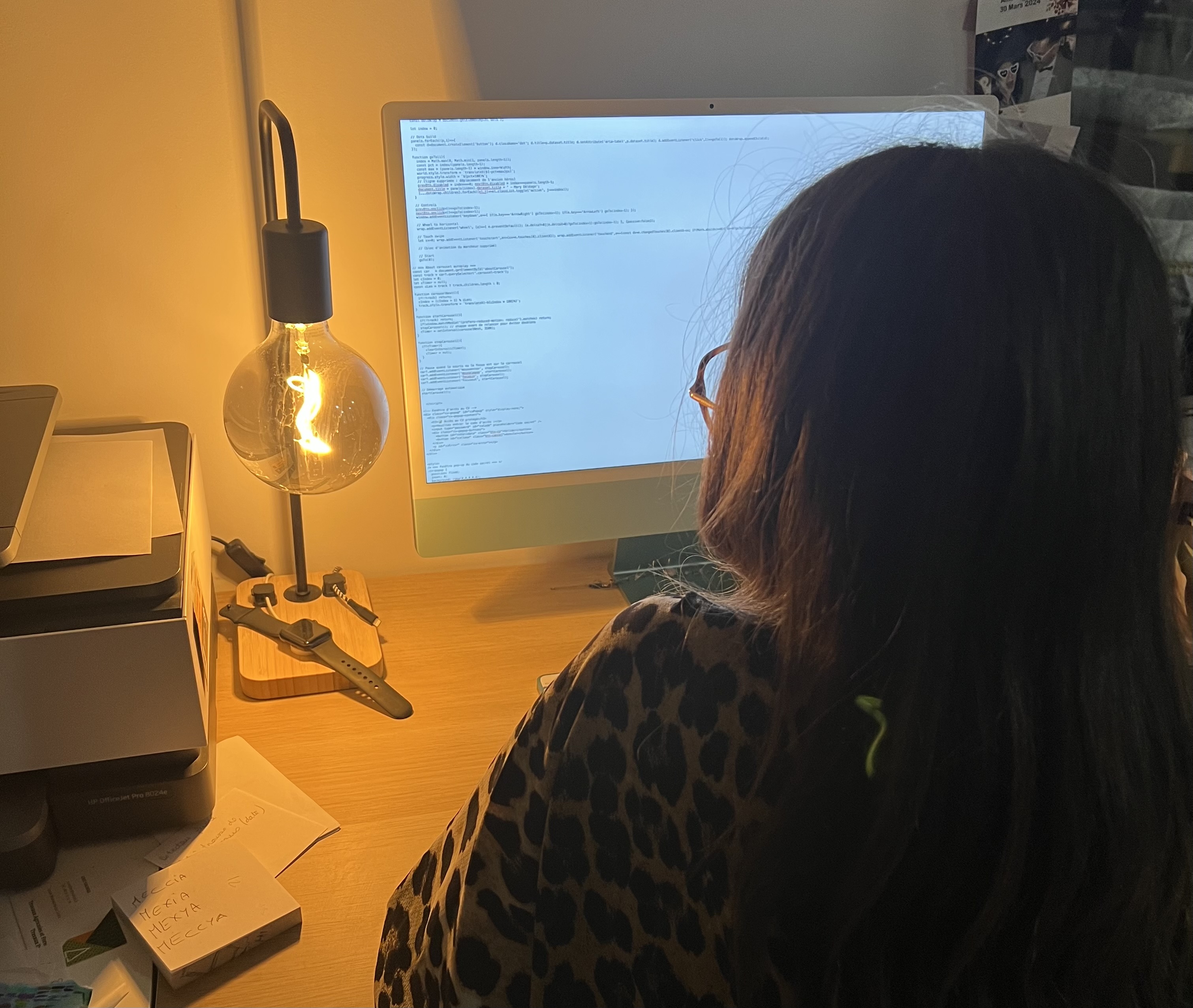 Mary Déléage en train de coder son site